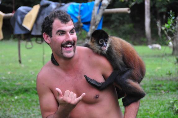 A Chita fica bem amiga do australiano Ben na fazenda dos Poços Termais, na região de Boquete, no Panamá